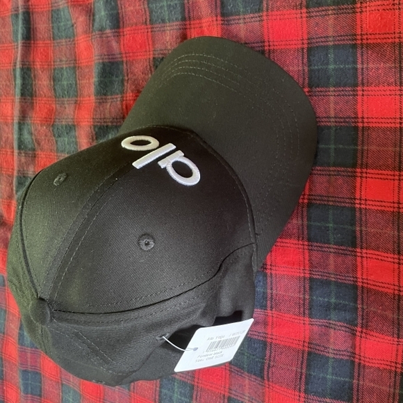 ALO Yoga Black Cap - Picture 2 of 5